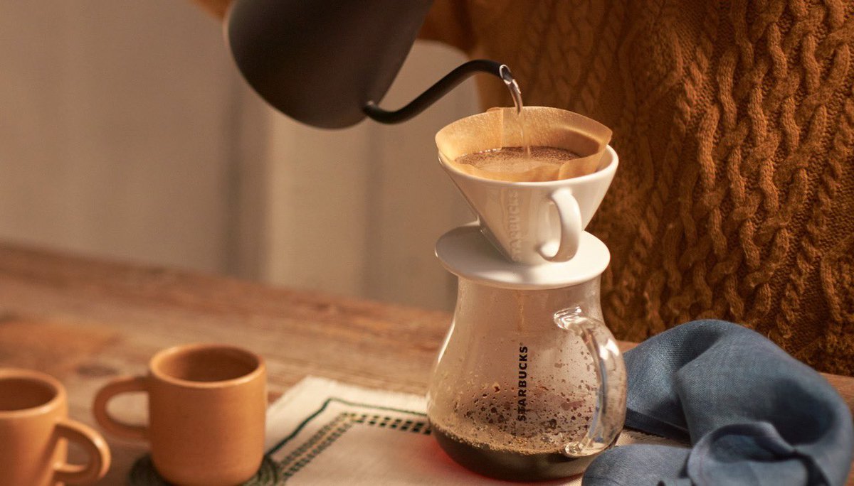 スターバックス コーヒー Q コーヒー豆とお湯の最適な割合は A 分量のおすすめは 10gのコーヒー豆にお湯180mlを注ぐのが目安です 出来上がりの分量は150mlほど 大さじ2杯でおおよそ10gを計量できます 一杯分で楽しみたい方は 10gに対してお湯を スターバックス コーヒー Q コーヒー豆とお湯の最適な割合は A 分量のおすすめは 10gのコーヒー豆にお湯180mlを注ぐのが目安です 出来上がりの分量は150mlほど 大さじ2杯でおおよそ10gを計量できます 一杯分で楽しみたい方は 10gに対してお湯を