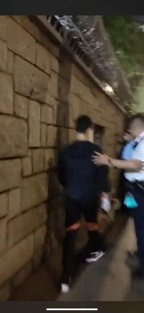 ccchre's tweet photo. Yuen Long district councillor Deco Lee was attacked by pro-government thugs after they were found hanging unauthorised banners of smearing campaign.

Attackers then fled into the Yuen Long Police Station, welcomed by police officers.

https://t.co/a1O5g7RGBO https://t.co/Dl7Nxoku8H