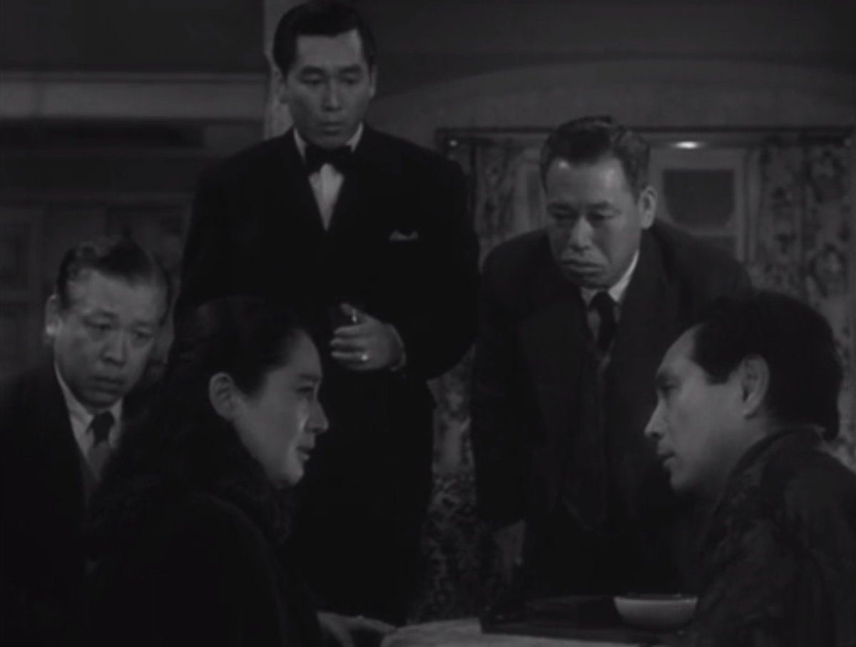 Isto não quer dizer, claro, que o filme não tenha vários momentos que permitem a Kurosawa desenvolver seu estilo com brilhantismo, seja na marcação de cena dos atores ou nas composições dos quadros.