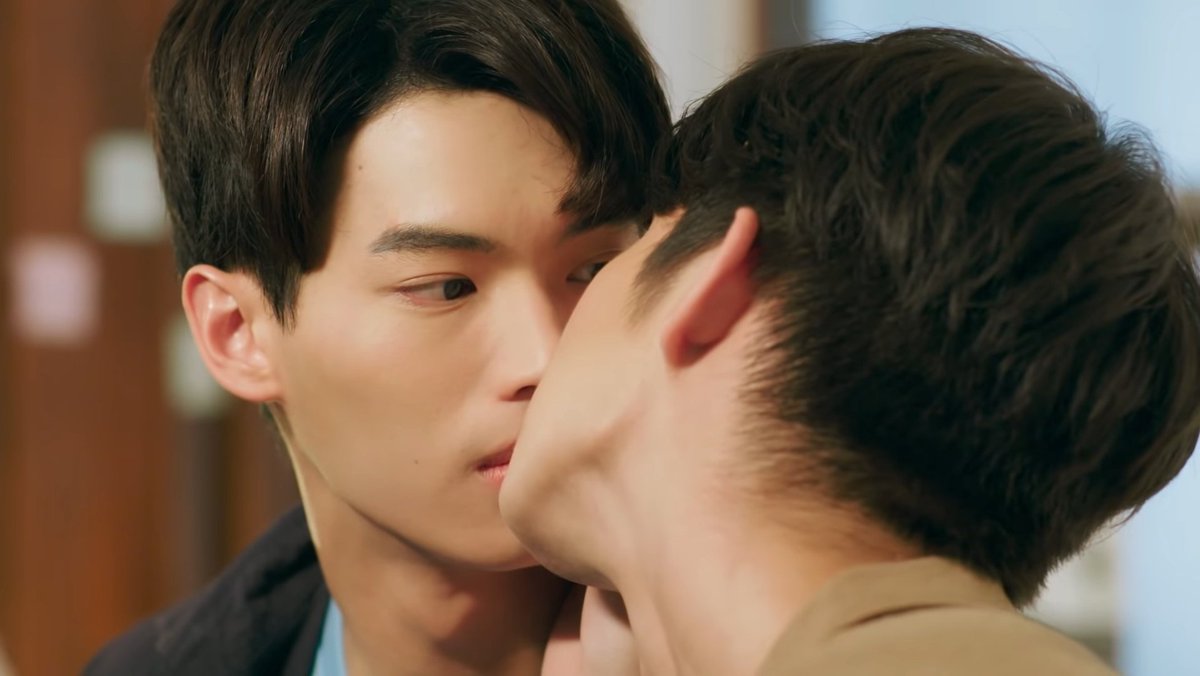 Lovers to lovers. кайло рен и рей любовь 18. Enemies to lovers joshua kyan. Enemies lovers. Sarawat tine дорама kiss.