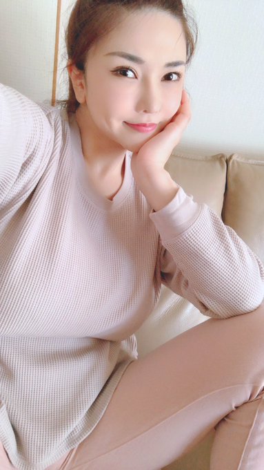 実家に帰ると上下UNIQLO?

I wear UNIQLO when I arrive in my parents house?

当我到达父母家时，我穿优衣库? https://t.co/JVei