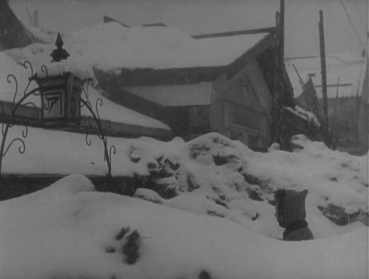 Além disso, as paisagens cobertas de neve servem perfeitamente ao modo como o cineasta empregava fenômenos meteorológicos como expressão dos tumultos internos de seus personagens - algo também refletido no próprio design de produção.