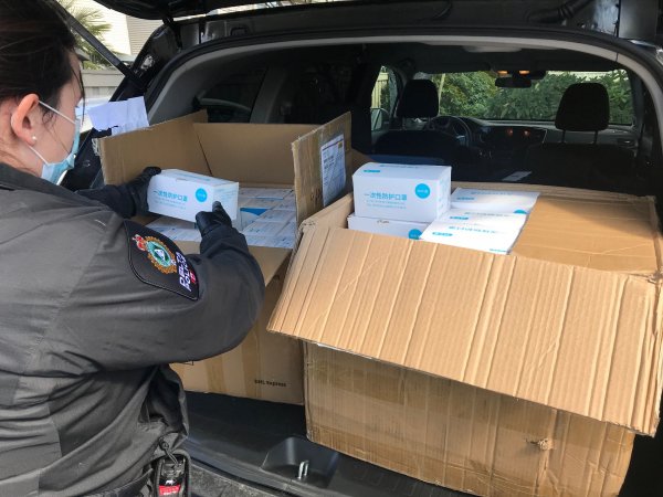 CityNewsVAN's tweet photo. Two people have been fined for selling surgical masks at inflated prices after two separate sting operations conducted by Delta Police https://t.co/C2TrwGYfGj https://t.co/8E0xyUFon1