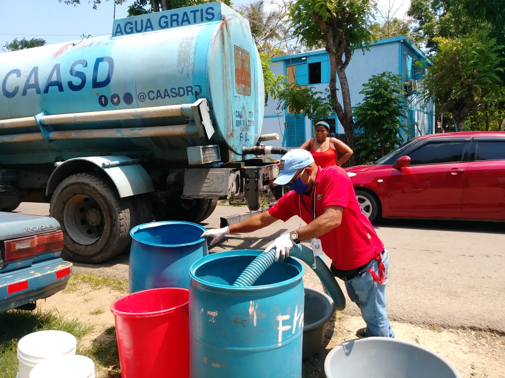 YERALAQUINO4's tweet photo. La @caasdrd aumenta cantidad de camiones Cisternas para el Abastecimiento de agua a la población. #CaasdTrabaja #CaasdSoluciones #CaasdAvanza #DireccionSocialCaasdRD #RDCreSeYSeDemocratiza #coronavirusRD #COVID19 https://t.co/TvkKi5uyQs