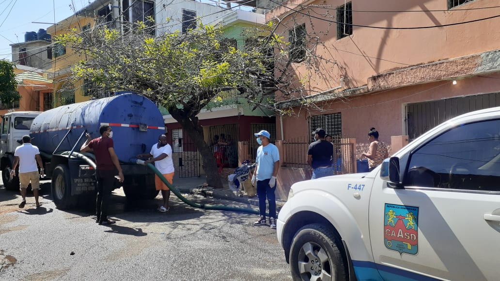 YERALAQUINO4's tweet photo. La @caasdrd aumenta cantidad de camiones Cisternas para el Abastecimiento de agua a la población. #CaasdTrabaja #CaasdSoluciones #CaasdAvanza #DireccionSocialCaasdRD #RDCreSeYSeDemocratiza #coronavirusRD #COVID19 https://t.co/TvkKi5uyQs