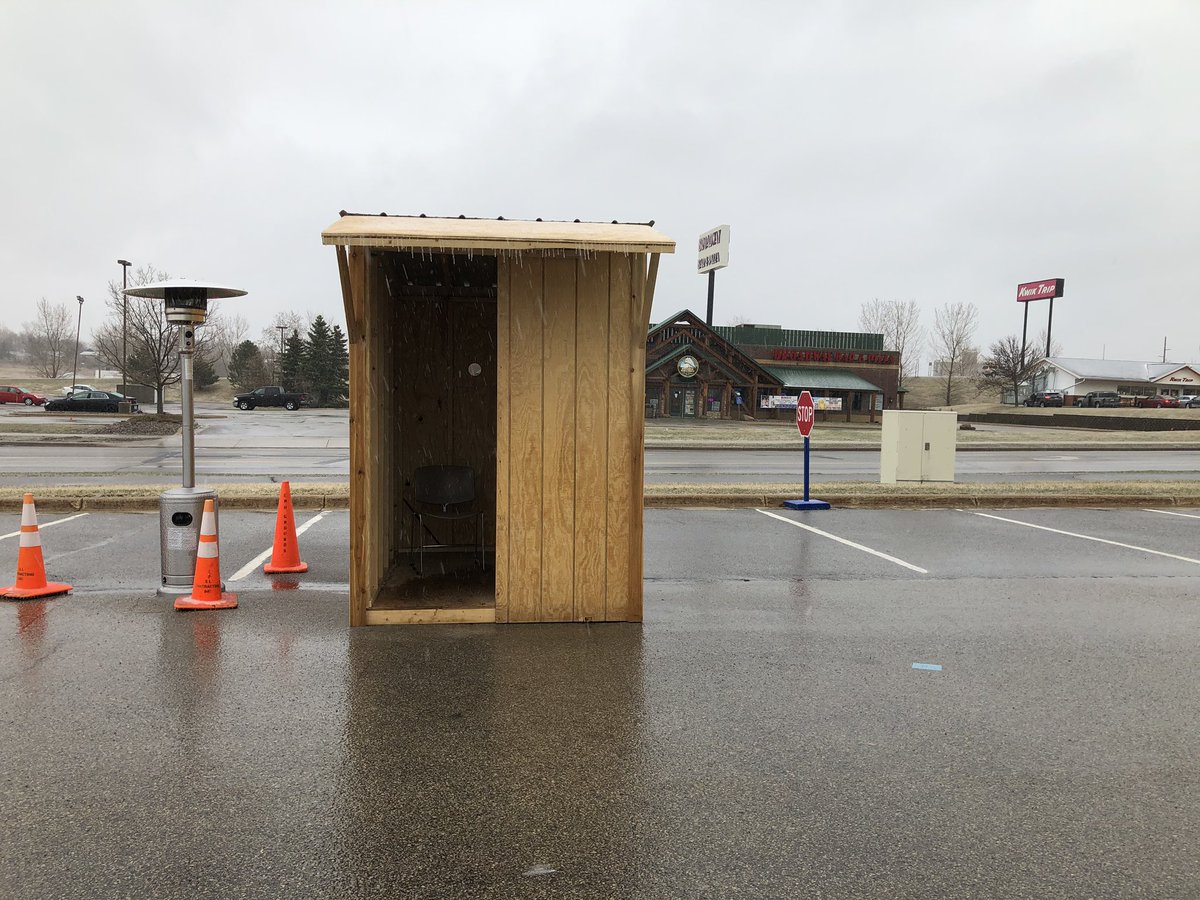 I want to highlight some people who are truly going above &amp; beyond. Some wonderful <a href="/MayoClinic/">Mayo Clinic</a> employees are staffing our outdoor drive through #COVID testing areas. 

It’s 26F &amp; sleeting.

thank you 🙏🏽 #medtwitter #nursetwitter #medstudenttwitter #HeroesOfCovid19
