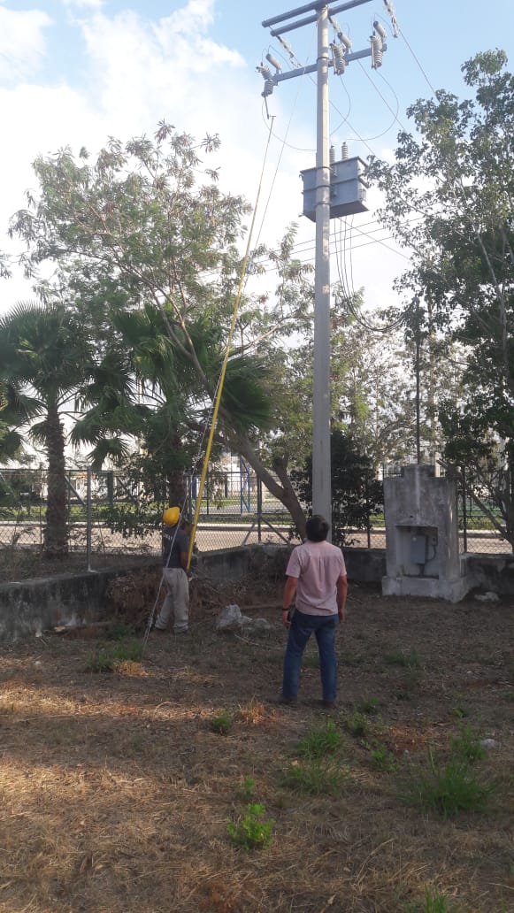 JAPAYOficial's tweet photo. Atendimos, reporte de falta de agua en el área de Real Montejo, nuestro personal de mantenimiento, restableció una "cuchilla " de la acometida en media tensión del sistema, consistente en cambio de fusible,  y reactivó el sistema.

Trabajamos las 24h los 365 días del año. https://t.co/dwxu395onH