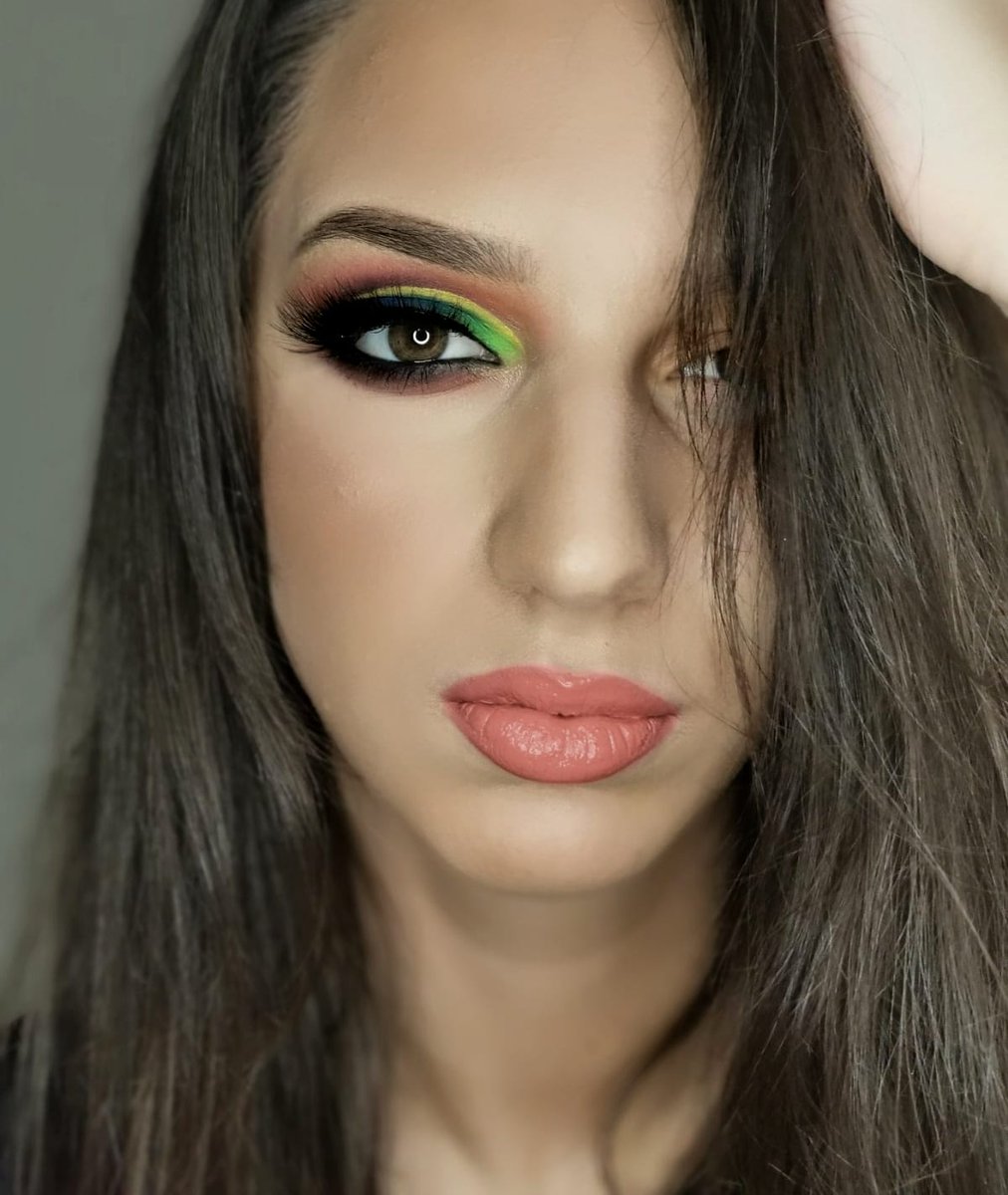 andjelaaak's tweet photo. #makeuplover #makeuplook #neonmakeup https://t.co/cEc6IW489C