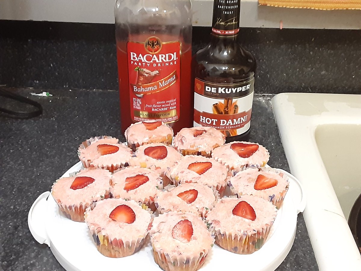 mixmastersllc's tweet photo. Strawberry Bahama Mama Hot Damn Cakes https://t.co/lIGRWmGCNg