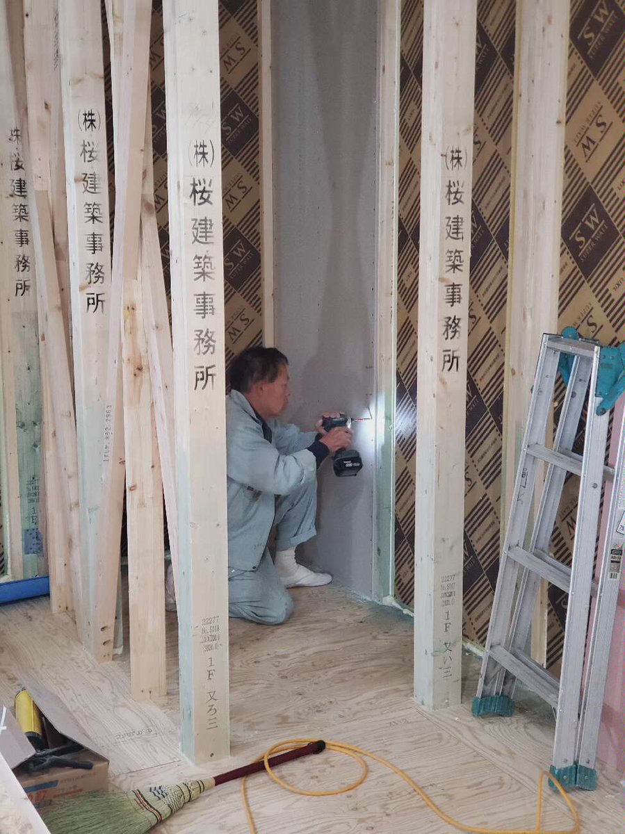 Sarahome桜建築事務所 気密測定を行ったり床を貼ったり スタッフ 棟梁 職人と一丸となって より良いお家をご提供すべく取り組ませて頂いております 住宅構造見学も行っていますので ここもcheckして頂けると嬉しいです ちなみに今回写真は施工現場で