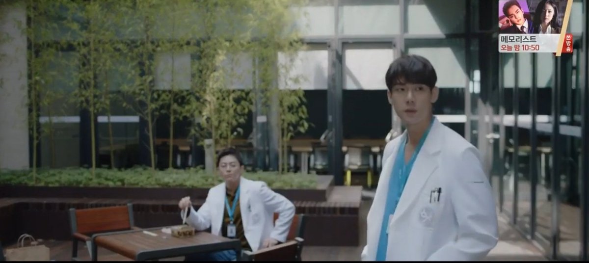 8. Up until ep.4 of  #HospitalPlaylist, Jeong Won has had 1-to-1 scenes with each of the main leads, except for Song Hwa. Both of them have had exclusive 1-to-1 scenes with other main leads, but not with each other, yet. The closest to 1-to-1 scene they shared is just a phone call