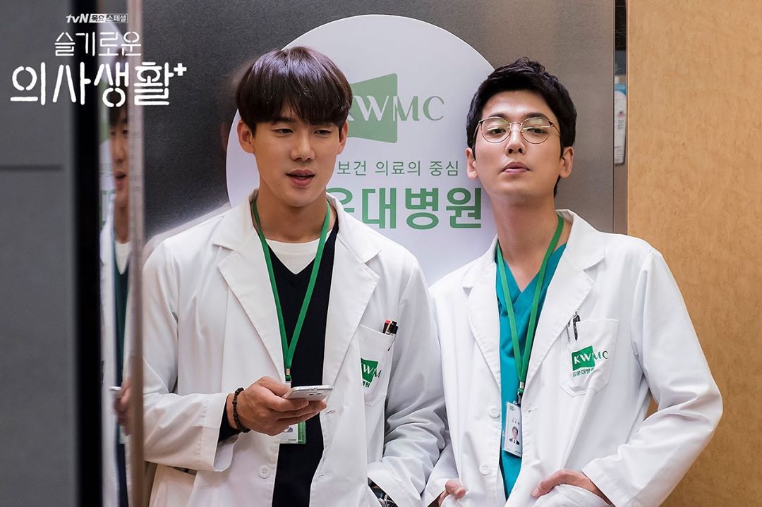 8. Up until ep.4 of  #HospitalPlaylist, Jeong Won has had 1-to-1 scenes with each of the main leads, except for Song Hwa. Both of them have had exclusive 1-to-1 scenes with other main leads, but not with each other, yet. The closest to 1-to-1 scene they shared is just a phone call