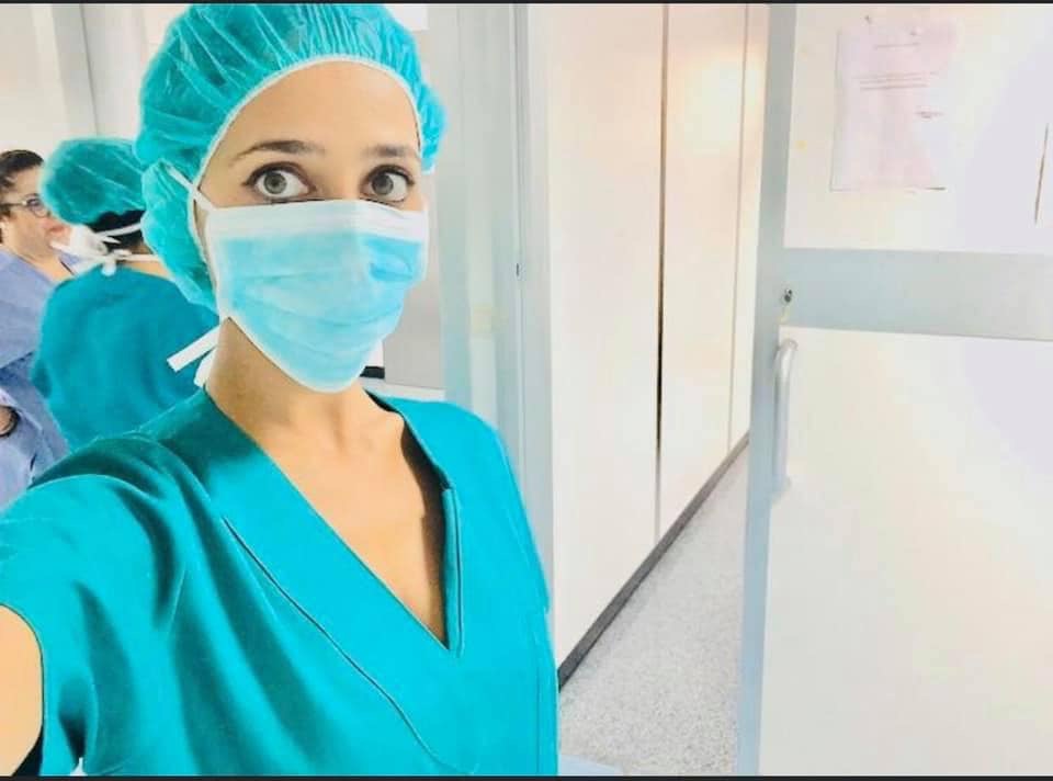 Hoy los balcones y puertas de Italia tienen sábanas blancas con mensajes de despedida a Lorena Quaranta, doctora de 27 años que combatía la crisis sanitaria y fue asesinada por su novio Antonio de Pace, luego de acusarla de "contagiarlo con el coronavirus".