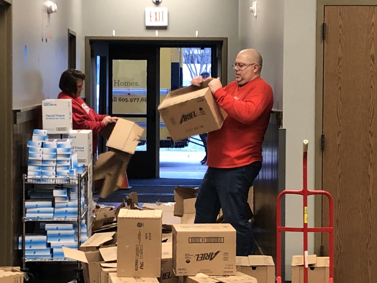 rpmlive's tweet photo. It takes people willing to do any job at any hour to help our community during this pandemic. Every night a different family has been here breaking down boxes, organizing product or cleaning. When we all do our part we are stronger. #CoronaHelpSF https://t.co/PQqqgP831s