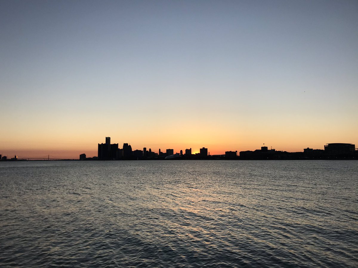 IAmEthanH's tweet photo. Sunsets on Belle Isle (6 ft apart from others) make me happy https://t.co/XiTDyyMsfW