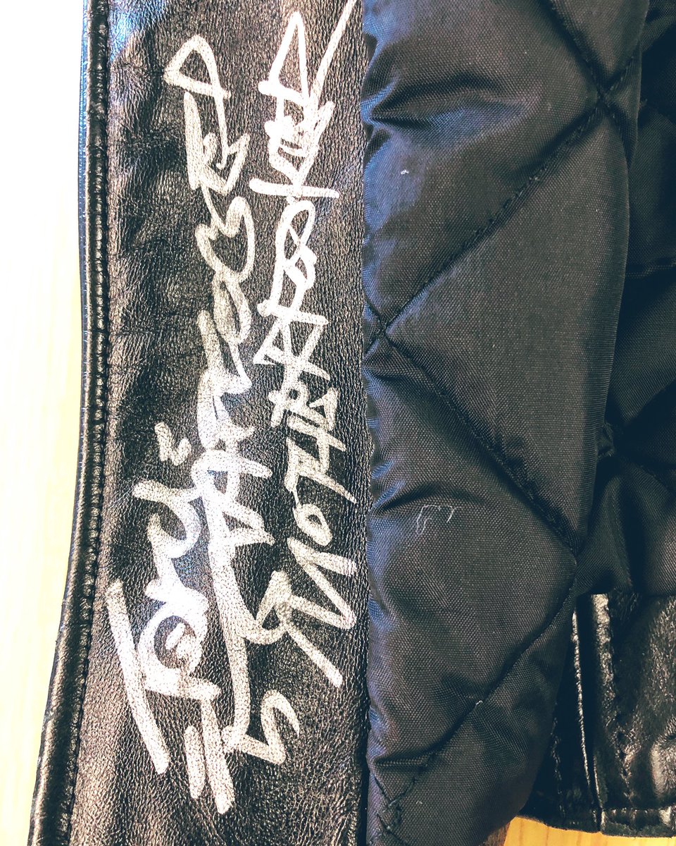 billykenchop's tweet photo. 自宅待機、時間があるのでこんな時こそ日頃出来ないレザーのお手入れ。

SCHOTT 5年間着用
2年前のLBのライブ前ギターウルフのセイジさんとトオルさんから“JET”注入して頂きました。見えない大人のJETなお洒落。大分いい味出て来ました。

@Schottnyc #Schottleather #Guitarwolf #JetGeneration https://t.co/ry75VzflyC