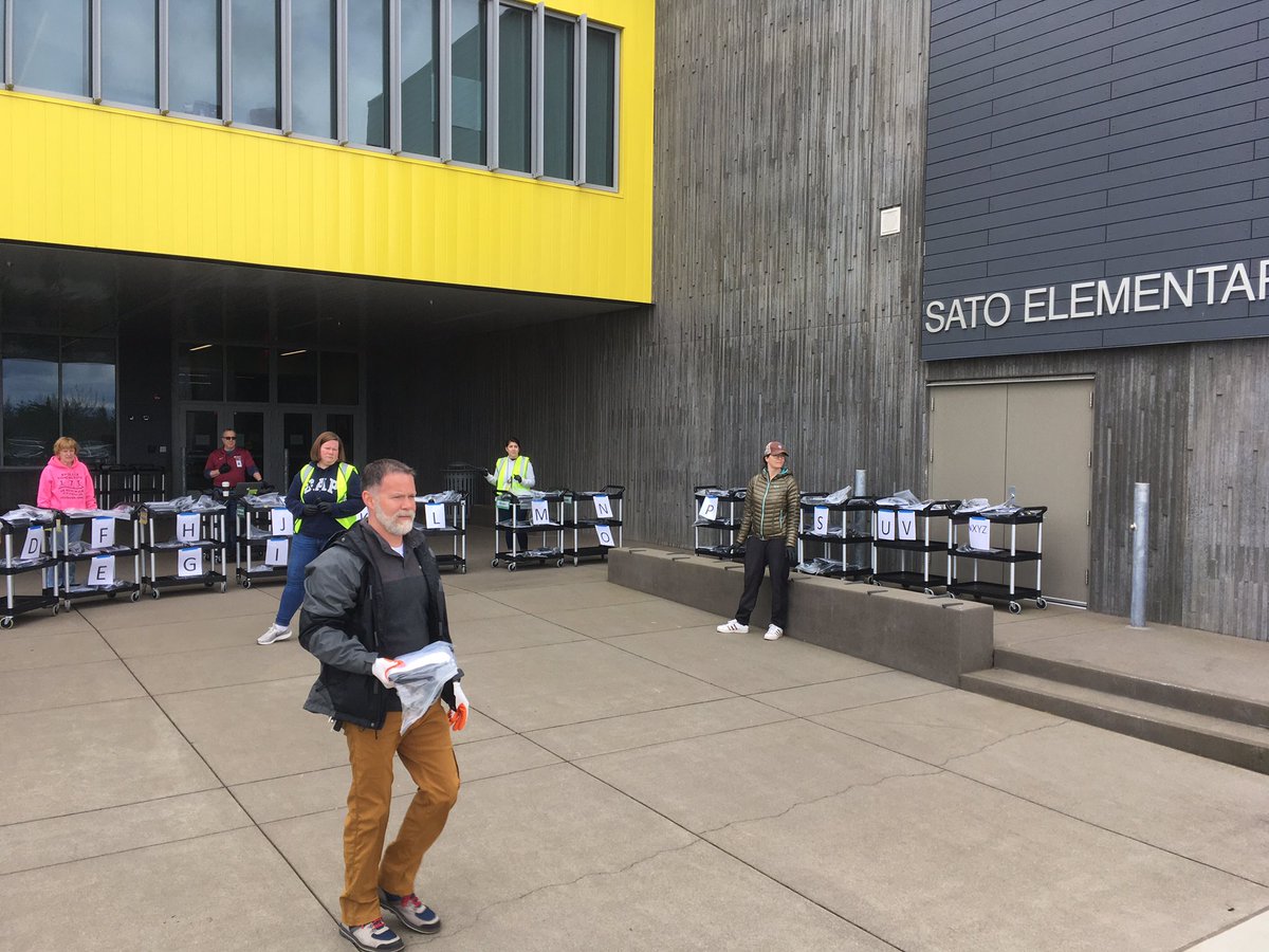 3rd and last day of Chromebook distribution round 1 <a href="/BeavertonSD/">Beaverton Schools</a>. Well over 5000 Chromebooks put in the hands of kids. Lots of smiling faces on staff and families today at Sato Elementary. #DistanceLearningForAll #BSDfutureready