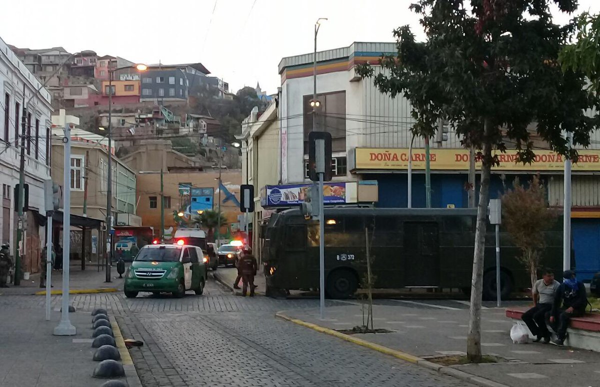 Bastardos nos reprimieron mientras nos concentramos las Mujeres en apoyo a nuestra vecina, nos salieron persiguiendo arrancamos como si nosotras fuéramos las delincuentes. Cerca de cien pacos con zorrillo y guanaco donde estaban mientras la violaban? Malditos no puedo decir más