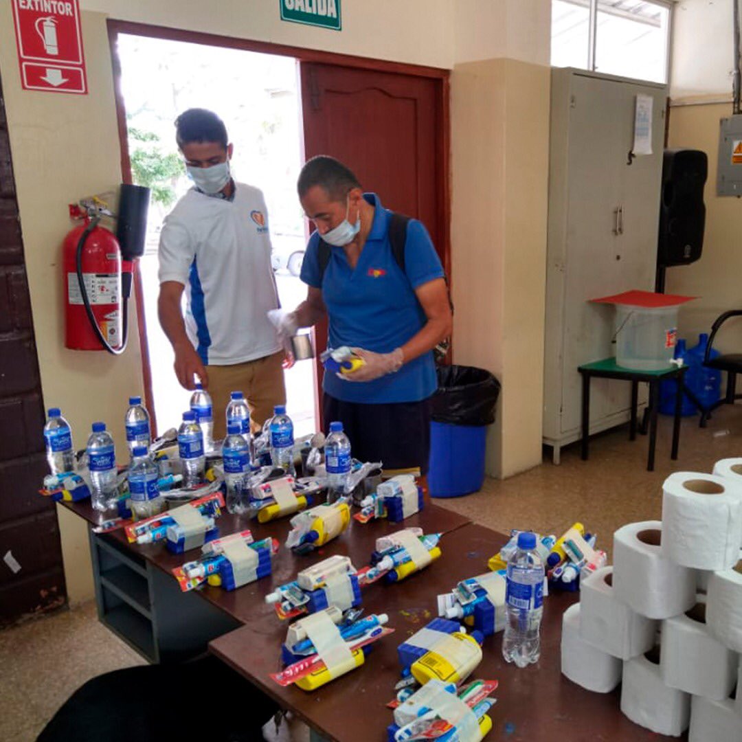 JorgeAcaiturri's tweet photo. Habilitamos un albergue en el Centro de Atención Municipal Integral (Cami) de Pascuales para las personas que viven en situación de calle. Ahora cuentan con un lugar seguro para que puedan aislarse. Ellos reciben alimentos, artículos de aseo personal, atención médica y seguridad. https://t.co/tEr738AqYv