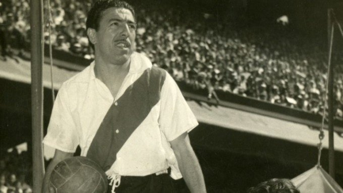 El club que tiene al máximo goleador criollo de nuestro fútbol: Ángel Amadeo Labruna, 293.