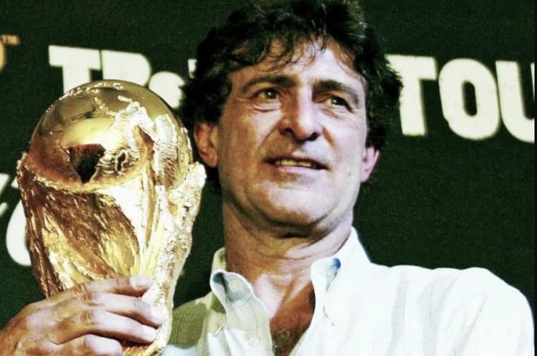 El que tuvo a dos de los cuatro balones de oro argentinos: Di Stéfano y Sivori. Y al balón de oro y campeón del primer Mundial argentino, Mario Alberto Kempes.