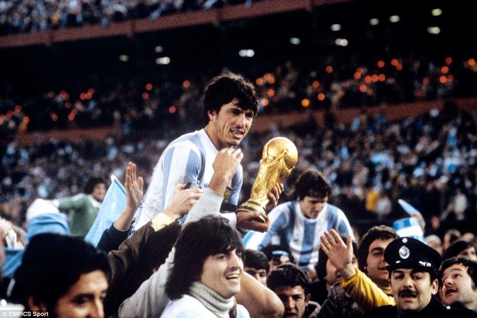 El que más jugadores aportó a la selección argentina en mundiales y el que más jugadores aportó a las selecciones argentinas campeonas del mundo.