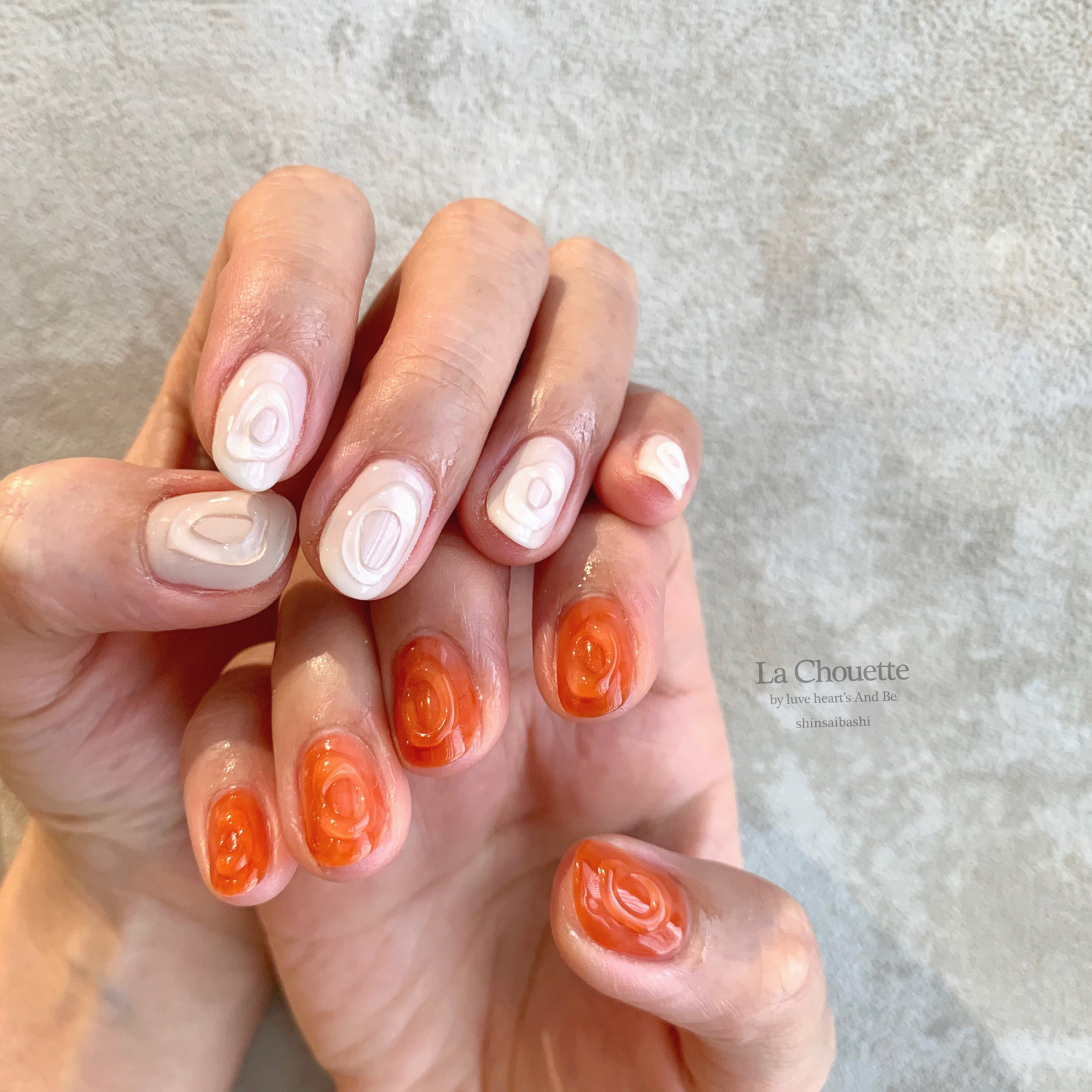 La Chouette Official アシンメトリーにポッコリしたデザインが可愛い 担当 山本 La Chouette 心斎橋店 お洒落nail 春ネイル オレンジネイル ホワイトnail 心斎橋ネイル T Co Qmnsm8fmnn Twitter