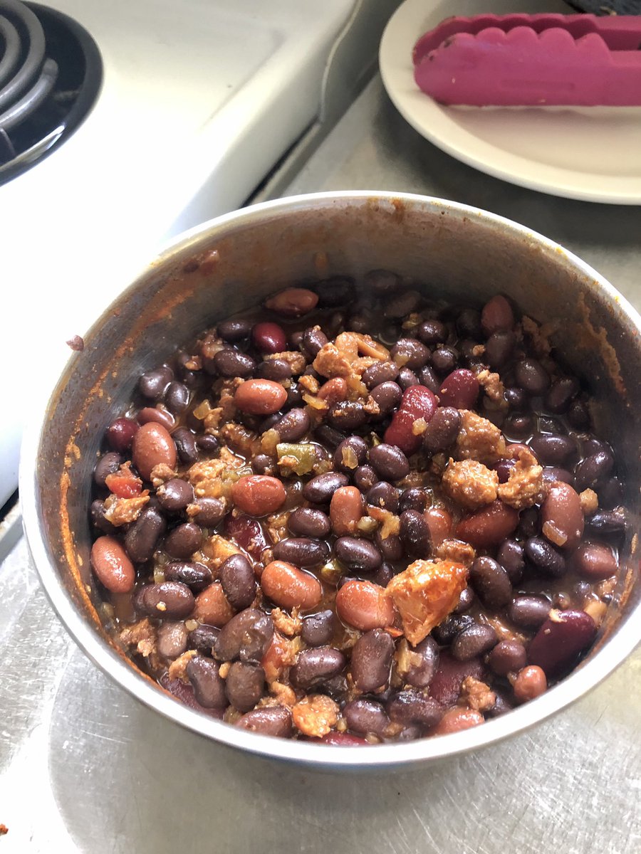 4/n the black beans. I mixed some beef chilli with black beans (both from tins). Drain before incorporating. This thing is messy enough as it is.  #burritoday