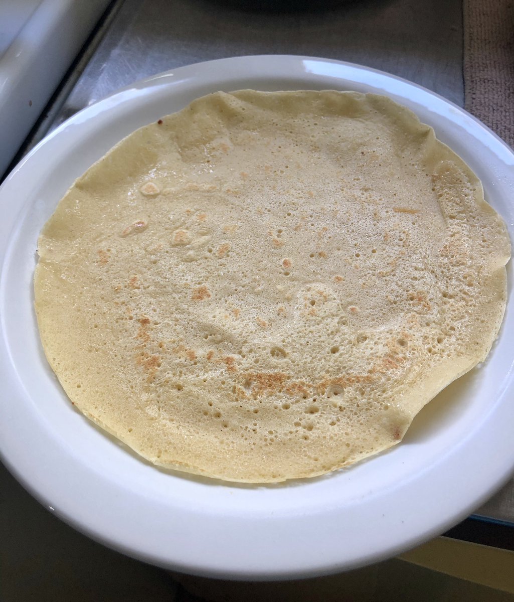 5/n with all the bits and bobs prepped, make your tortillas. Super Rueda makes very elastic and big wheat flour crepés. basic crepé mix & rest for 40 minutes at room temperature to allow the gluten to unroll. Coeliac friends: replace with what works for you   #burritoday