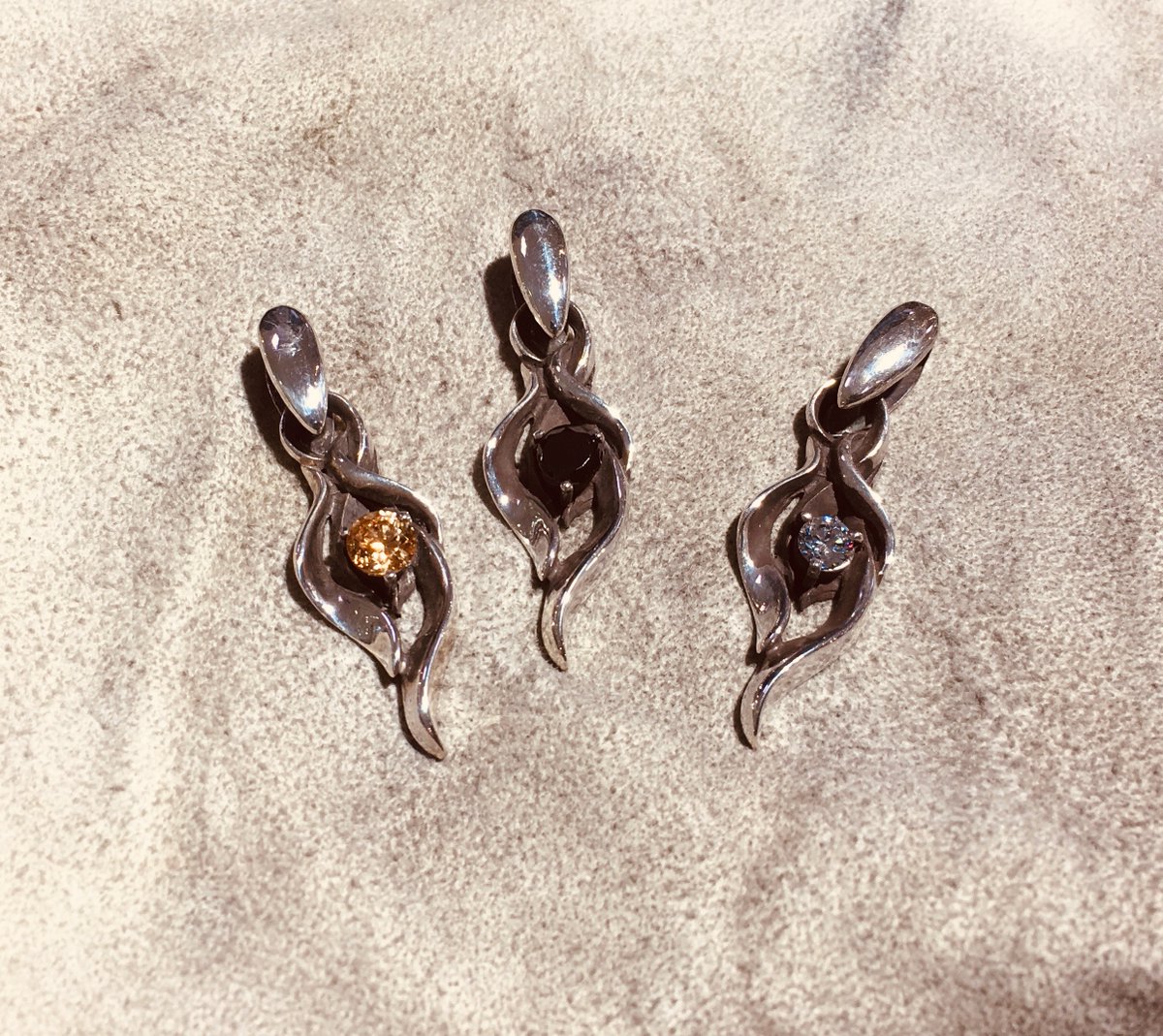 flow_shine's tweet photo. Flow Pendant 【SVN-002】
※ステンレスチェーン(50cm)が付属します。
¥8,250(税込)で送料無料です！

左と真ん中はキュービックジルコニアを使用しております！
右のみ天然石(ホワイトトパーズ)を使ってコダワリました。
#ネックレス #アクセサリー #天然石 #ペンダント https://t.co/BG7NJdlOAe