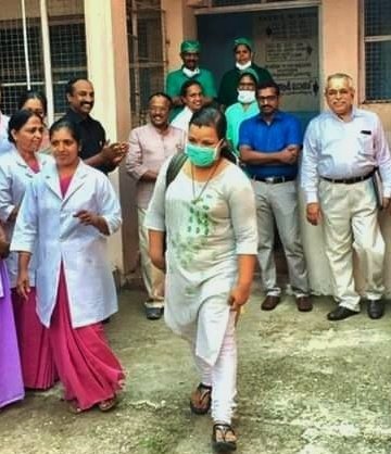 SudhaRamenIFS's tweet photo. Reshma Mohandas - Kerala's first Health Care worker who contracted #Covid19 while treating 2 elderly positive cases at Kottayam.
Recovered &amp; discharged today, she says she is ready to come back and serve for others.

Such #covidheroes are our #Hope
More power to them! https://t.co/u21esUnqVL