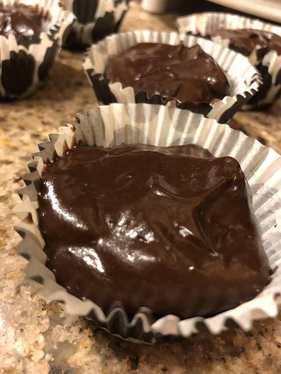 D_dancer11's tweet photo. Back at it (got a little spare time) my #glutenfree banana #brownies with #chocolate #avocado icing 😋 #oatflour #almondflour #oldbananarecipe #avocadogoodness #nooils #plantbasedwholefood #noprocessedsugar #naturallysweetened #vegan #tasty #quarantinetreats #stayhealthy https://t.co/1QhVPAHEZl