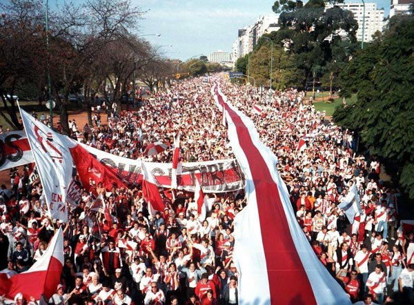 El club del mejor recibimiento de la historia, el que hizo la bandera más larga del mundo en el peor momento de su historia y duplicó en entradas vendidas a su clásico rival -campeón-, y el que más gente llevó a Japón.