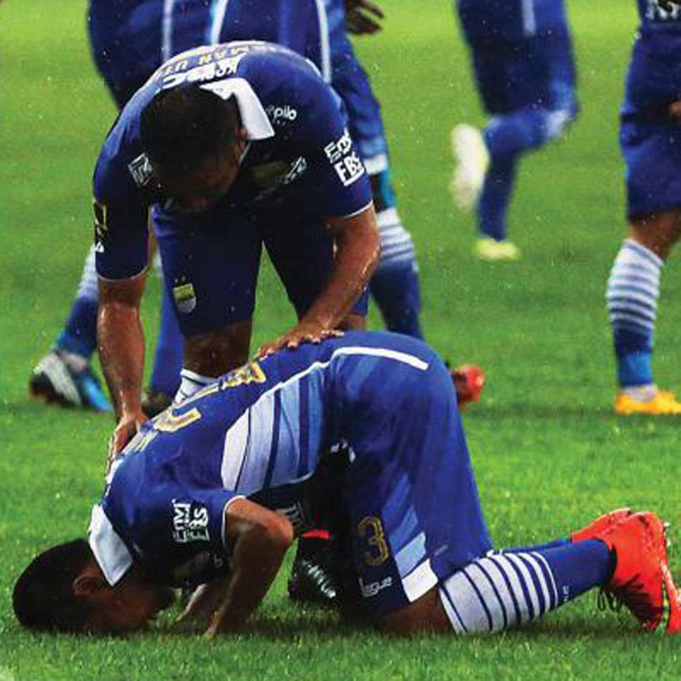 Bulao_ID's tweet photo. Stadion Si Jalak Harupat Kabupaten Bandung, 4 April 2015

#MuhammadRidwan sujud syukur usai menjebol gawang #SemenPadang pada pertandingan pertama LSI 2015

Gol yang dietaknya pada menit 18 menjadi penentu kemenangan 1-0 #Persib atas tim tamu

Foto: epaper @pikiran_rakyat https://t.co/Bd4RNsxW5d