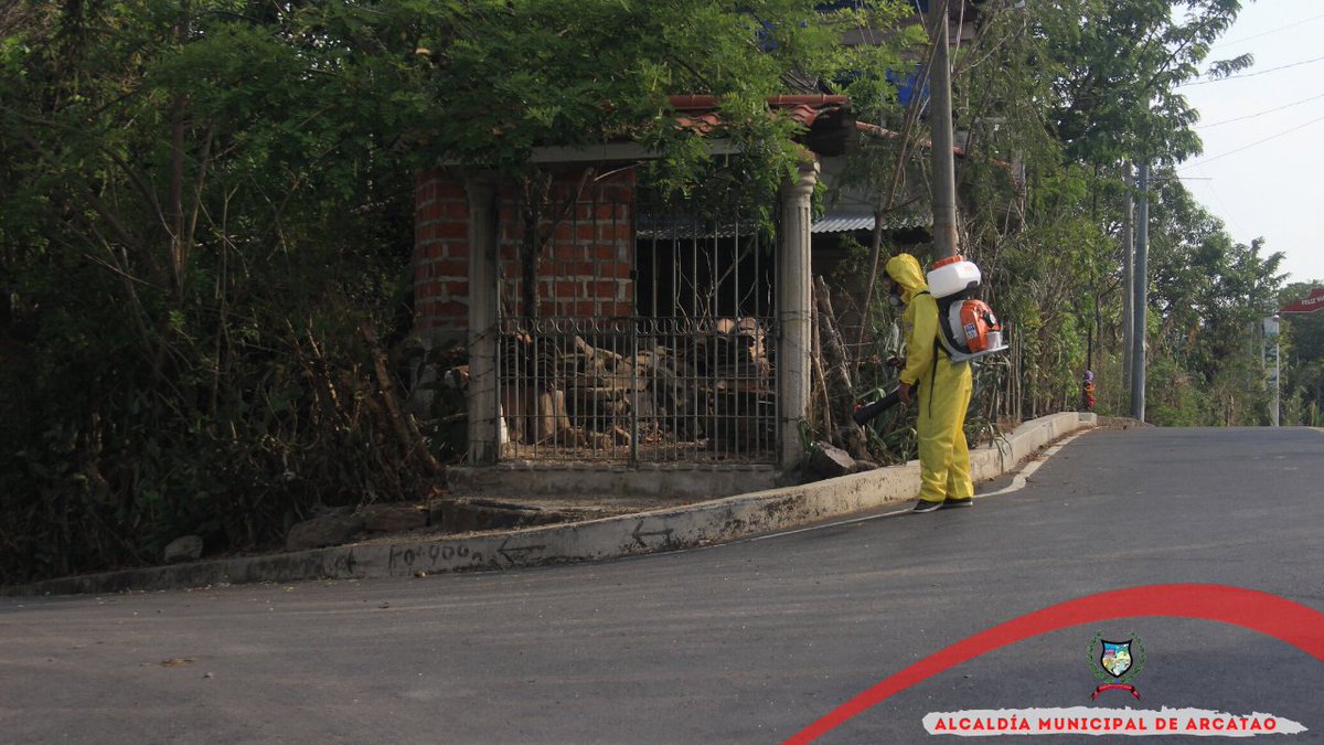 ArcataoSv's tweet photo. Como municipalidad, seguimos trabajando en la prevención del COVID-19 en nuestro municipio, este día realizamos una campaña de sanitización en los Parques Municipales, Portales, paradas de buses, molinos y negocios que siguen prestando sus servicios a nuestra población. https://t.co/zufBmE3wjZ