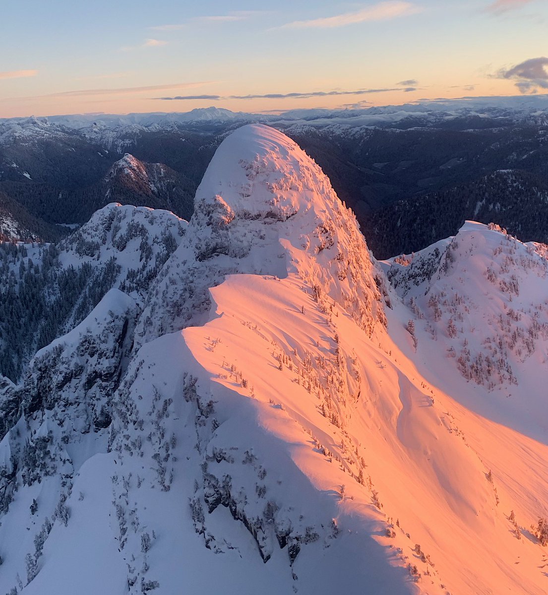 Rileythedj's tweet photo. Sun hits the west Lion βοΈ π¦ βοΈ π @NEWS1130 @NEWS1130Traffic @CityNewsVAN @JACK969van #BTviews @BT_Vancouver π https://t.co/p1IgWoLgny