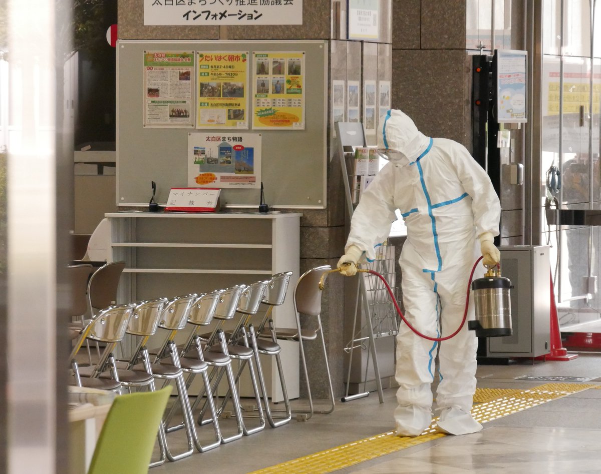 朝日新聞仙台総局 きょう ４日 午前 太白区役所内で消毒作業がありました ３月末に東京からの転入手続きで区役所を訪れた男女３人の感染がその後に判明したためです １階の玄関やロビーなどを消毒していました