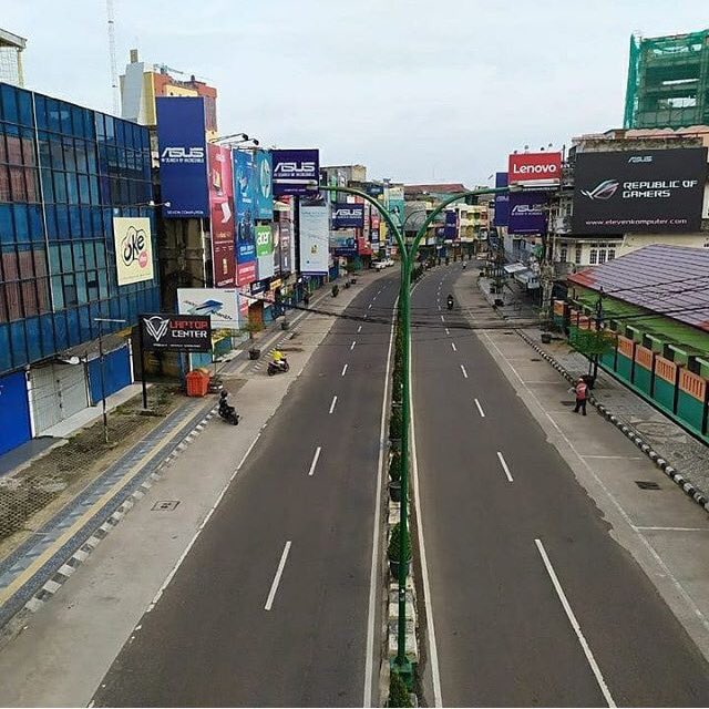 SeputarTebo's tweet photo. Kondisi Kota Jambi terkini, jalan lengang &amp; sepi 🏙
.
tetap #DirumahAja ya untuk kita dukung gerakan #JambiLawanCovid19 
.
#SeputarTebo #Tebo #TeboJambi #MuaraTebo #KabupatenTebo #Jambi #KotaJambi #JambiCity #ProvinsiJambi #CoronaVirus #VirusCorona #DirumahSaja #Covid19 https://t.co/wcqNLhANMR