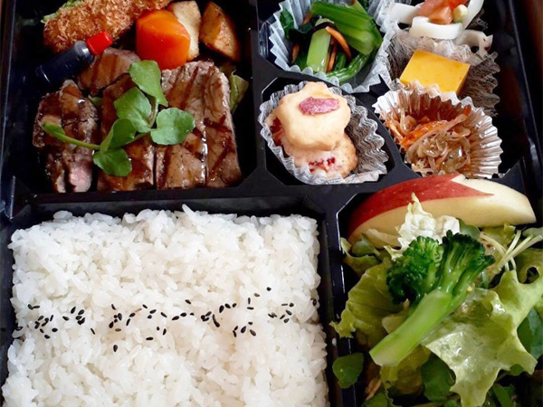 ルモンドふじがや 入社式のお弁当 一昨日 入社式用のお弁当を企業様にお届けしました 新社会人の皆さま おめでとうございます お祝いの気持ちを 桜の花びらを付けて焼いたいちごクッキー で お客さまのご都合に合わせ 内容のアレンジ を喜ん ルモンドふじがや 入社式のお弁当 一昨日 入社式用のお弁当を企業様にお届けしました 新社会人の皆さま おめでとうございます お祝いの気持ちを 桜の花びらを付けて焼いたいちごクッキー で お客さまのご都合に合わせ 内容のアレンジ を喜ん