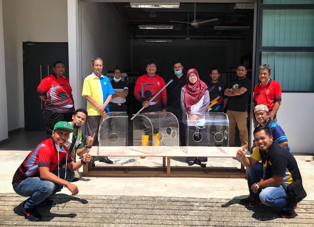 CREaTEJKR's tweet photo. T.Dekan Akademik, Kerjaya &amp; Antarabangsa HUSM,PM Dr. Kamarul Aryffin Baharuddin telah menerima sumbangan Intubation Box yang 💯 dihasilkan di @CREaTEJKR (batch kedua selepas Hospital Melaka).
@MOWorks 
@JKRMalaysia 
@arkamaluddin 
@Zulakmal8
@IrZulkefly
@razgrid1
@irahmadredza https://t.co/KmABPKTLS4
