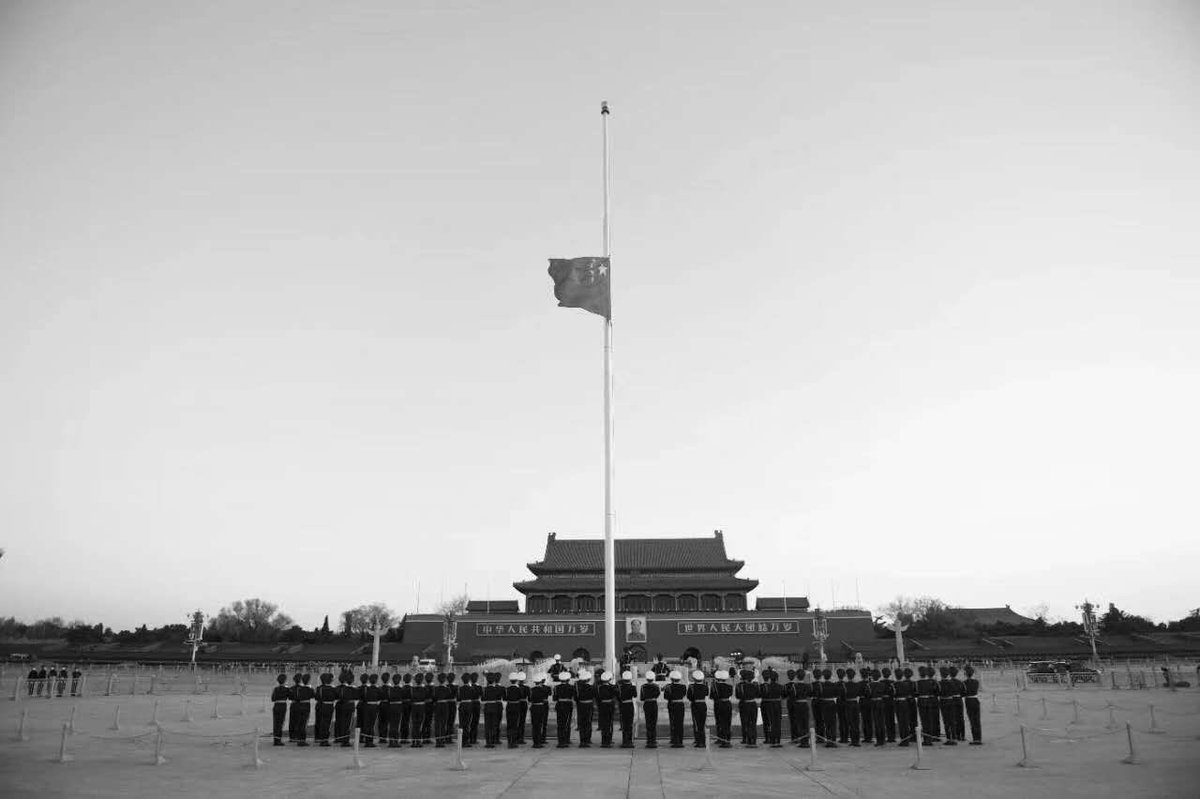 zlj517's tweet image. 在4月4日哀悼日之际，谨向英雄致敬！向逝者致哀！沉痛哀悼新冠肺炎疫情期间牺牲烈士、逝世同胞！此生无悔入华夏，来世还做中国人！铭记历史，不忘英雄！