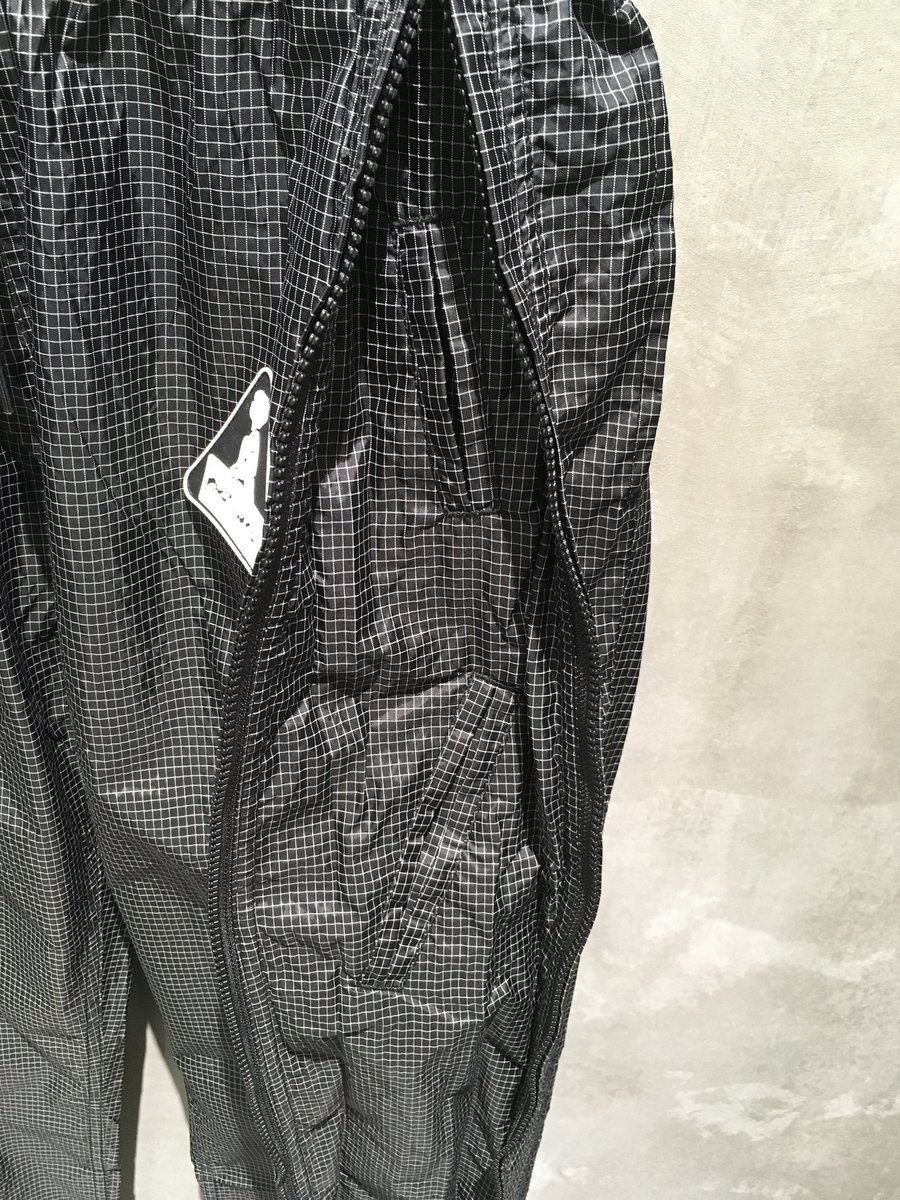 MT_OSAKA_'s tweet image. 〈PLEASURES〉
" BRICK TECH PT "
ウエスト部分から裾までジップが施されており、ジップを開けるとポケットが隠されているギミックの効いたデザインがポイントです。

18,000円(+tax)
#pleasures 
#monkeytimejp