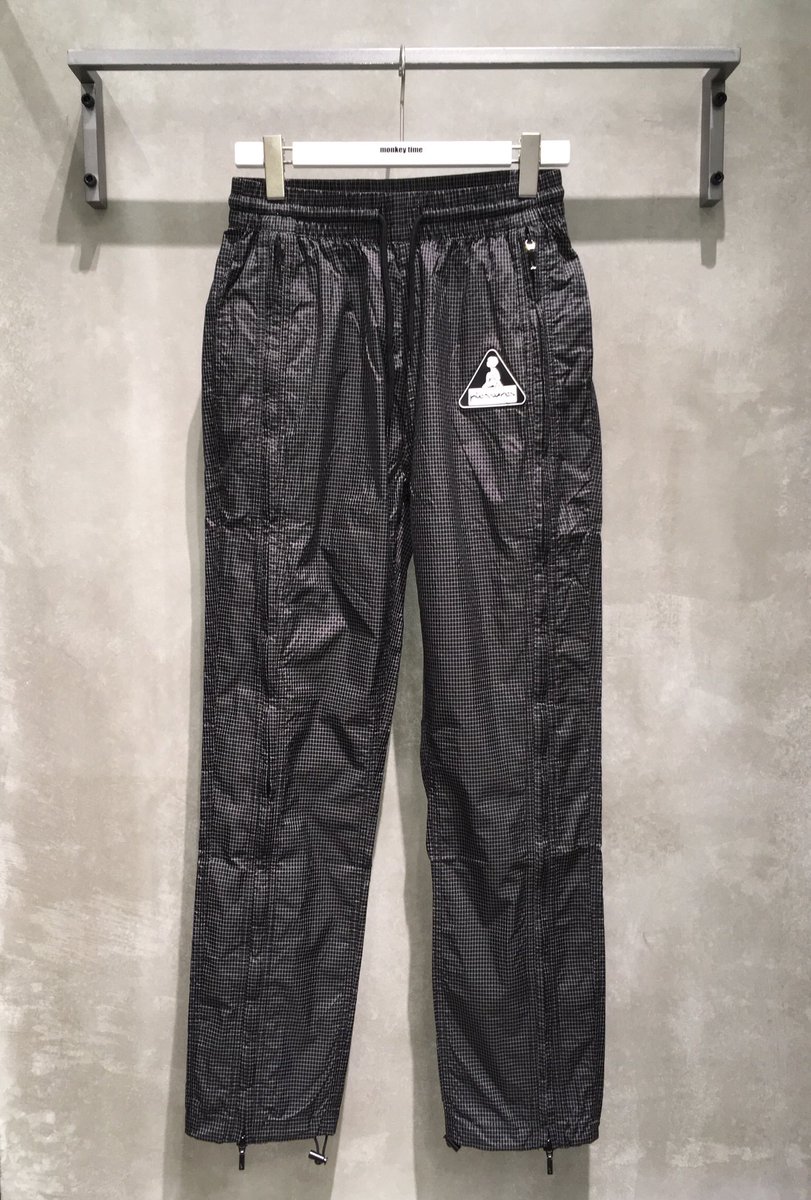 MT_OSAKA_'s tweet image. 〈PLEASURES〉
" BRICK TECH PT "
ウエスト部分から裾までジップが施されており、ジップを開けるとポケットが隠されているギミックの効いたデザインがポイントです。

18,000円(+tax)
#pleasures 
#monkeytimejp