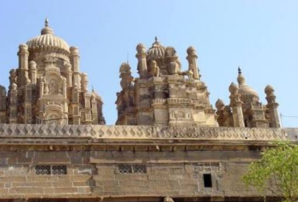  #GoodmorningTwitter  #JaiShreeRam  #JaiHind  #PositiveTweetsKaroNa Bhuleshwar is a Hindu temple of Shiva, situated around 45 kilometres from Pune and 10 km from Pune Solapur highway from Yawat. The temple is situated on a hill and was built in the 8th century.