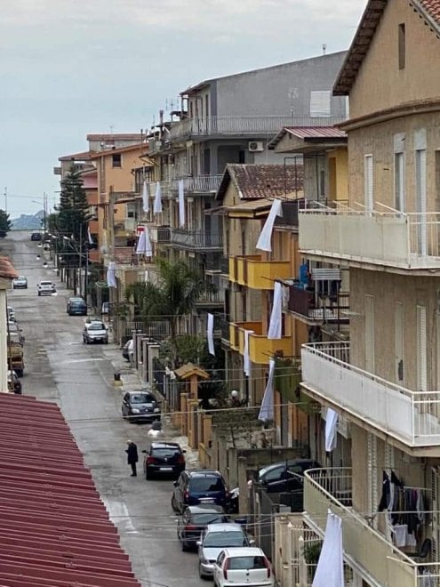 Balcones y puertas de #Italia amanecieron este viernes 3 de abril con sábanas blancas llenas de mensajes de despedida para la doctora #LorenaQuaranta, quien fue asesinada por su pareja luego de que el sujeto creyera que lo había contagiado de #COVID19