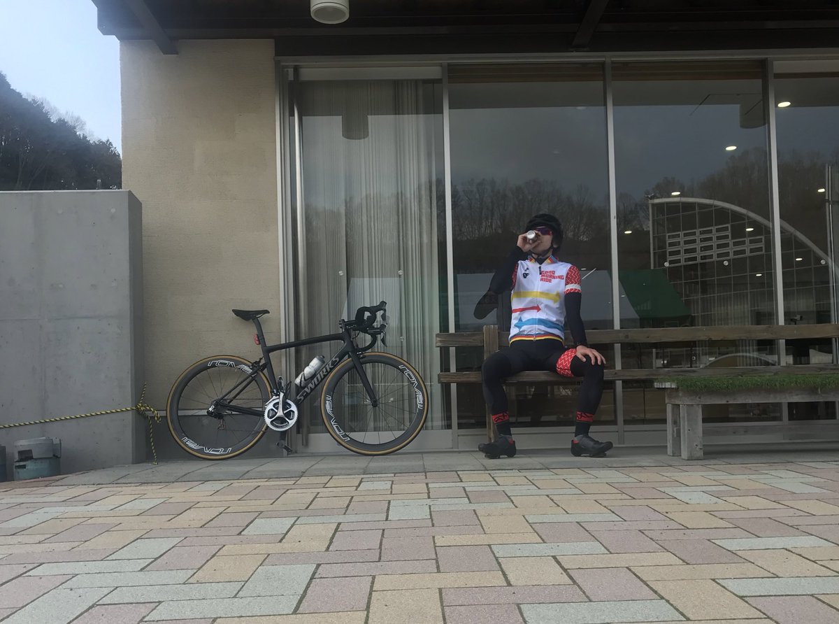 dy3_t's tweet photo. 本日のASAREN。
ソロでぐるっと山を通って桜を眺めて、同じソロサイクリストさんに手を振られて元気をもらい、自販機のmaxcoffeeで休憩。
朝早めで周りに人もいないので、コーヒーブレイク演出自撮りなんかも堂々とw
そんな感じで楽しんできました(´∀`)
#本日のASAREN
#RLaF
#GMR_J https://t.co/yfUABVjKnV
