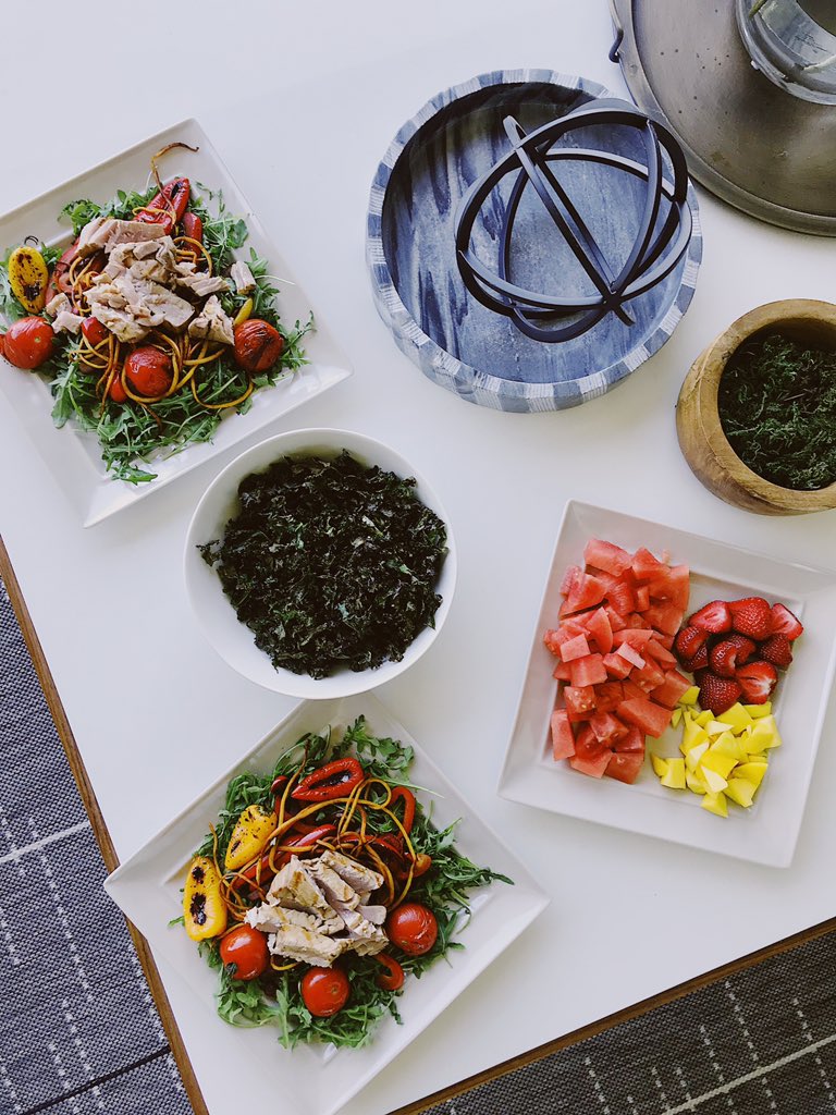 #QuarantineLife Arugula with Roasted Veggies, Seared Tuna Steak and Kalechips