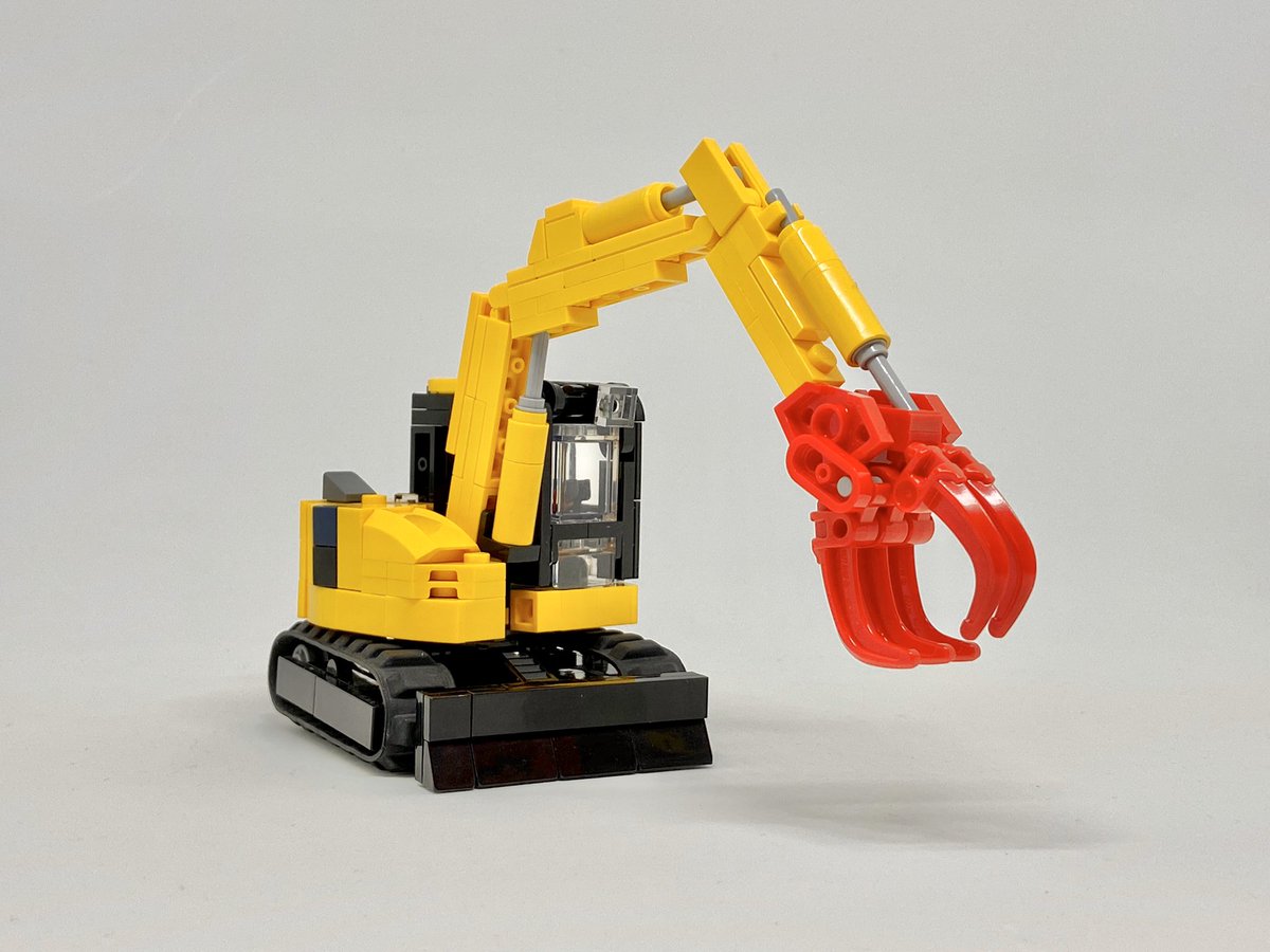 ヤキメシ またまた重機ですが レゴでコマツ Pc78us 10 グラップル仕様です 運転席周りも含め 小旋回機ならではの丸みを意識して作っています それにしても 1幅のl字ブラケットとか ここ数年出た新パーツが便利すぎる レゴ コマツ Lego ユンボ