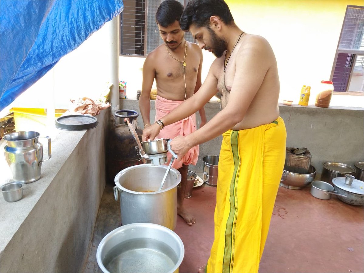 SriSamsthana's tweet photo. ಪರಿವಾರದ @satyasigandur ಮತ್ತು @hegde_pramod ನಳಪಾಕದ ಕಾಯಕದಲ್ಲಿ!

ಇವರೀರ್ವರೂ @ShankaraPeetha ದ ಶ್ರೀಚರಣ_ಖಂಡವೆಂಬ ಪ್ರಮುಖವಾದ ವಿಭಾಗದ ಪ್ರಧಾನ ಪದಾಧಿಕಾರಿಗಳು.

ನೀತಿ: ನಾಯಕನು ಸೇವಕನಾದರೆ ನಾಡು ನವರತ್ನದ ಬೀಡಾದೀತು!

#CoronavirusLockdown #StayHomeIndia #SelfService https://t.co/dRhU7am8xM