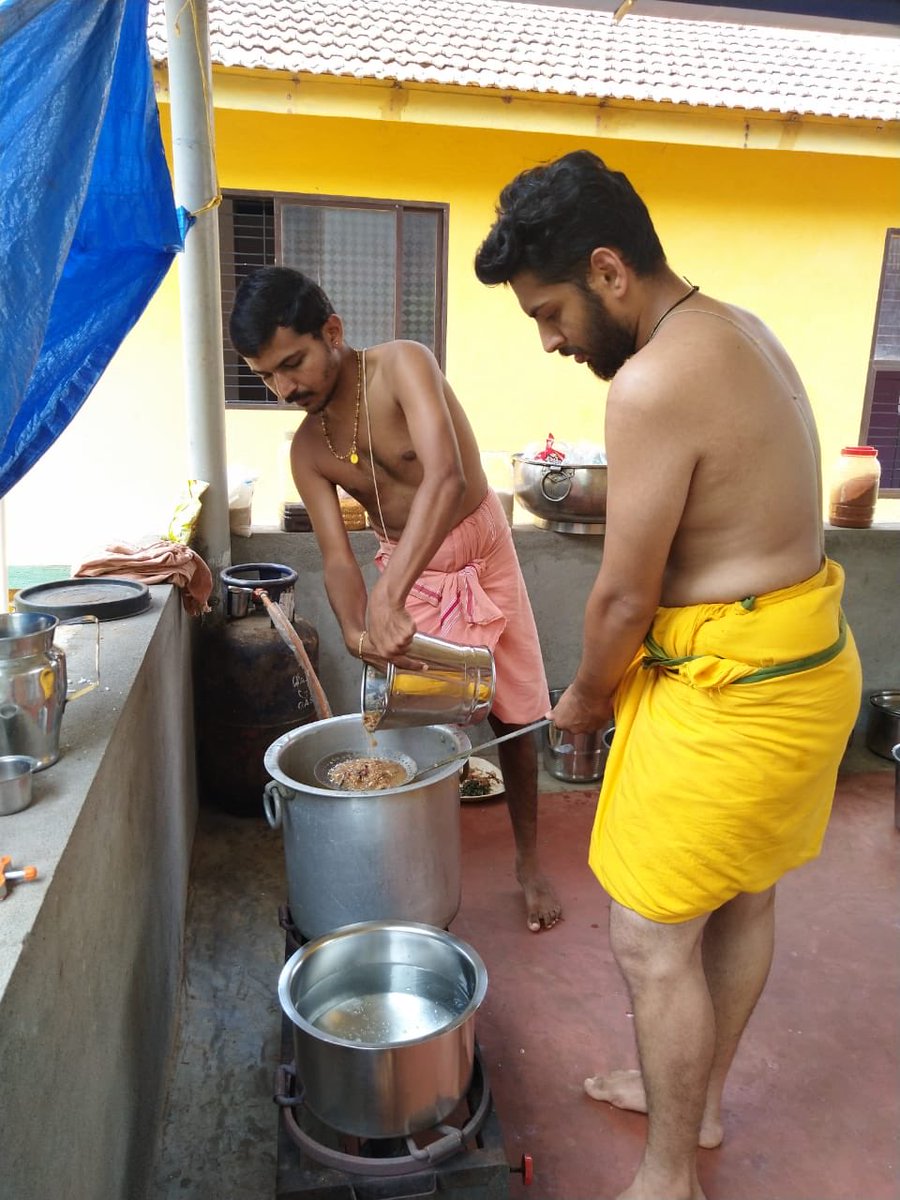 SriSamsthana's tweet photo. ಪರಿವಾರದ @satyasigandur ಮತ್ತು @hegde_pramod ನಳಪಾಕದ ಕಾಯಕದಲ್ಲಿ!

ಇವರೀರ್ವರೂ @ShankaraPeetha ದ ಶ್ರೀಚರಣ_ಖಂಡವೆಂಬ ಪ್ರಮುಖವಾದ ವಿಭಾಗದ ಪ್ರಧಾನ ಪದಾಧಿಕಾರಿಗಳು.

ನೀತಿ: ನಾಯಕನು ಸೇವಕನಾದರೆ ನಾಡು ನವರತ್ನದ ಬೀಡಾದೀತು!

#CoronavirusLockdown #StayHomeIndia #SelfService https://t.co/dRhU7am8xM